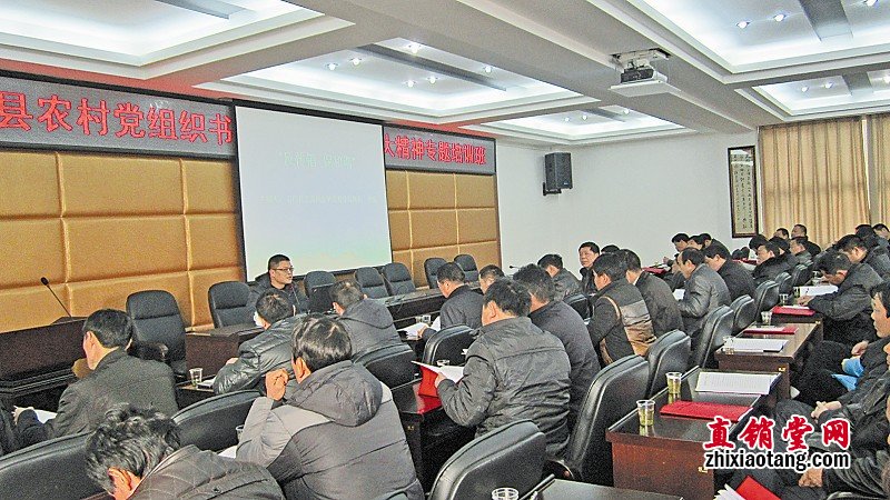 打传教育走进党校课堂。图为石门县村、居两委主要负责人在听课。