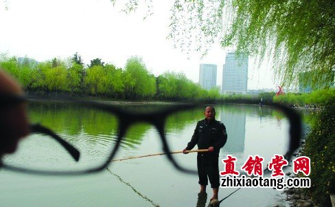 劝阻疑似传销遭匕首扎背 城管队员血染天鹅湖岸