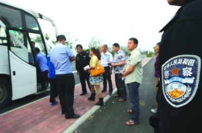 传销又闹幺蛾子：冒充交警 经查证是假牙