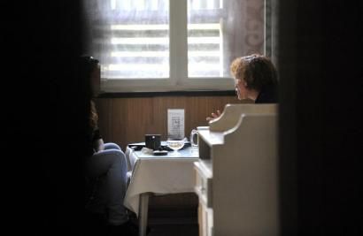 5月6日，王小琳（右）正劝说深信传销的陈娟。