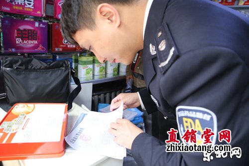 执法人员对经营项目与产品进行核对