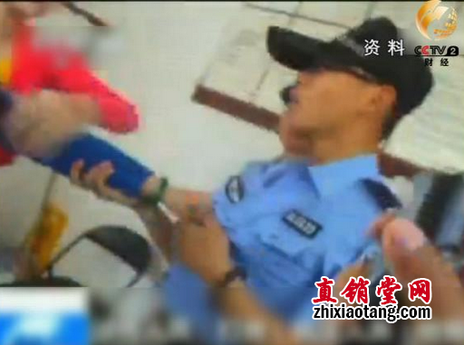 紫衣女子暴力反抗执法人员执法