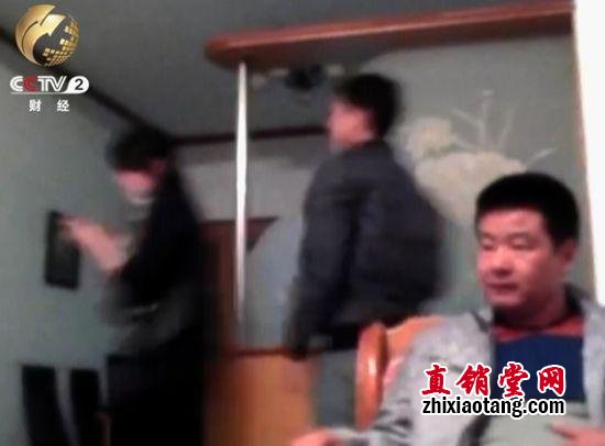 面对丈夫，深陷传销财富神话的妻子十分冷淡