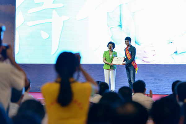 知名男歌手俞灏明作为广州慈善形象代言人出席开幕式