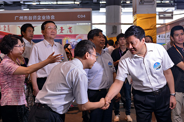 陈建华市长亲切问候广东省富迪慈善基金会工作人员