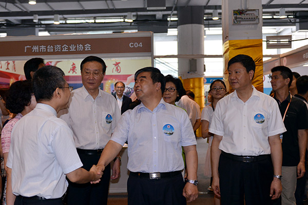 窦玉沛副部长向广东省富迪慈善基金会送上赞美之词