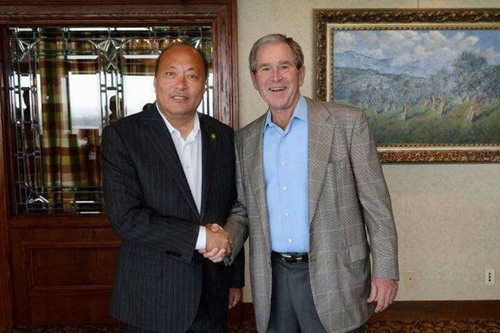 美国前总统乔治·沃克·布什与李金元董事长合影