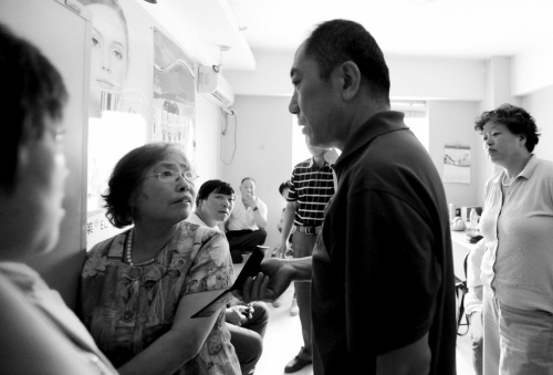 执法人员对罗麦公司进行暗访