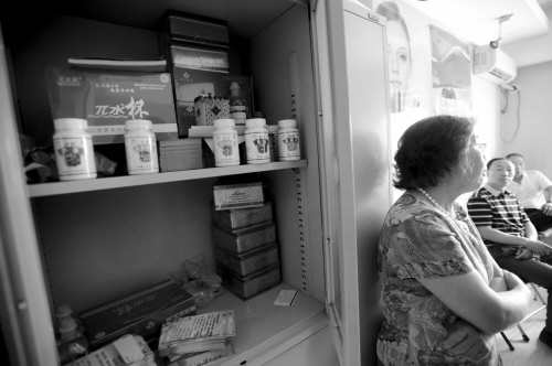 罗麦人员大力推销“π水杯”