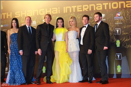 李冰冰携《变形金刚4》剧组走上红毯