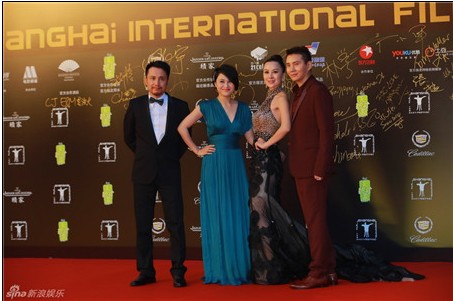 章小军携剧组走上红毯