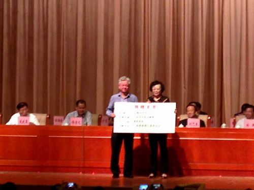 古董事长代表公司向基金会捐赠人民币100万元