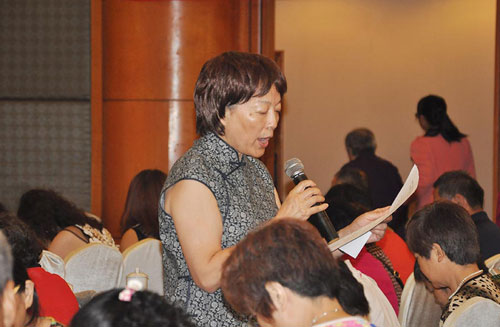 与会专家带领志愿者填写调查问卷