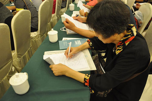 志愿者认真填写调查问卷