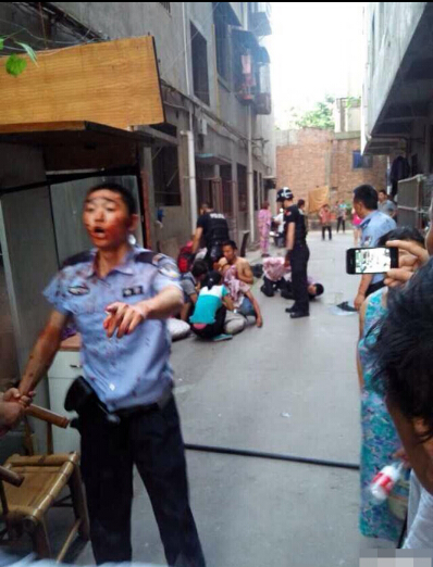 四川传销者袭警事件细节：反锁房门对房内警察殴打(图)