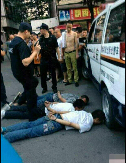 四川传销者袭警事件细节：反锁房门对房内警察殴打(图)