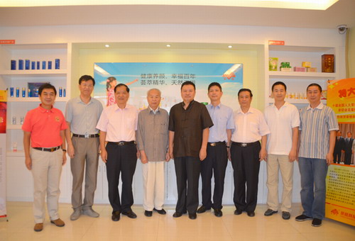 参加深圳市荣格爱的力量公益基金会第一届理事会第三次会议的理事合影