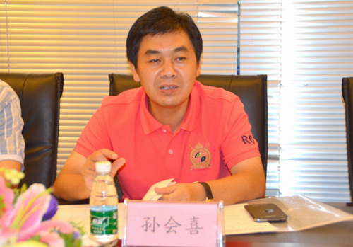 荣格科技集团董事局主席、荣格爱的力量公益基金会秘书长孙会喜作工作报告