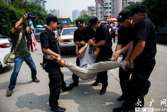 合肥传销者暴力阻法耍无赖被抬走_央广网
