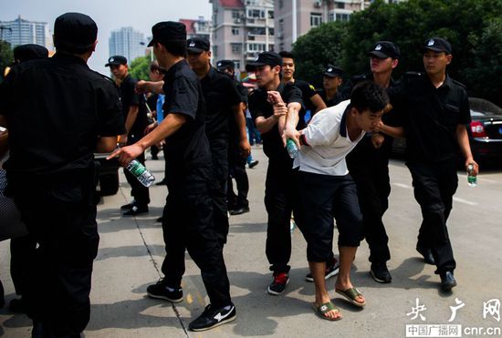 合肥传销者暴力阻法耍无赖被抬走_央广网