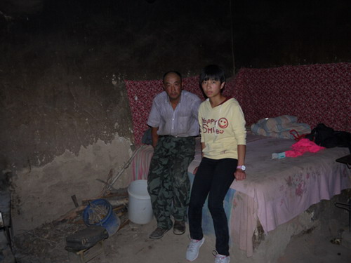 张小红和他先天羊羔疯患者父亲合影