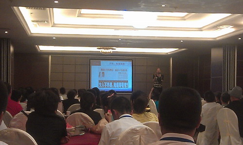 王忠妮女士讲解“艾秘莉亚”美体内衣