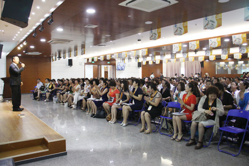 2014尚赫世纪店长巅峰训练营在主持人的宣讲中盛大启幕