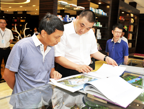 新华社广东分社副社长参观康美药业 盼中药走出国门 