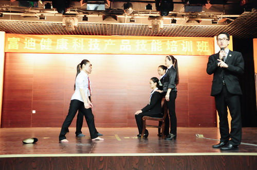 梁国志先生与学员们进行互动