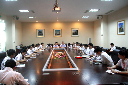 三生党支部召开党员大会，大家畅谈弘扬南湖“红船”精神