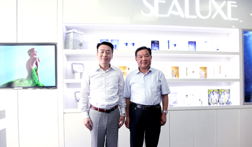 朱理事长与徐建成董事长合影留念