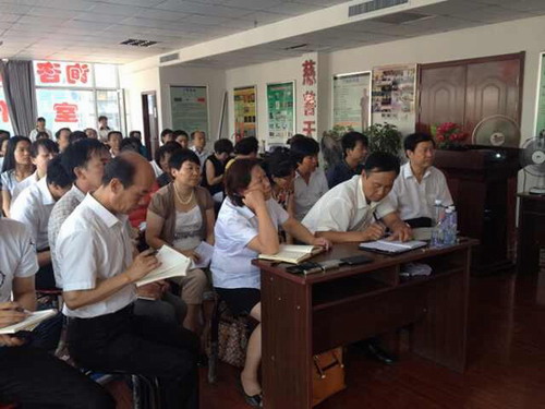 培训现场，家人认真学习