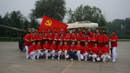 太阳神网络党总支成员在齐齐哈尔和平广场纪念世界反法西斯胜利60周年