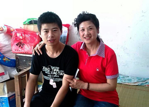 太阳神优秀经销商张弘女士探望朱明志和母亲