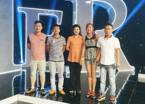 太阳神优秀经销商张弘女士和四位平民英雄参加节目