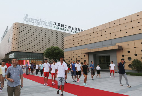 沙排队员参观隆力奇