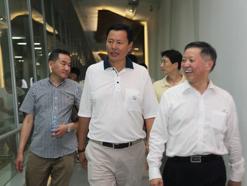 隆力奇董事长徐之伟陪同参观