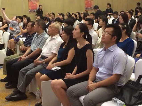 李佳凝女士（右二）代表天狮集团参会