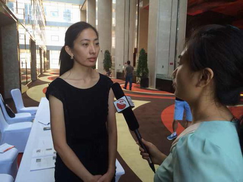 李佳凝女士接受中国教育电视台采访