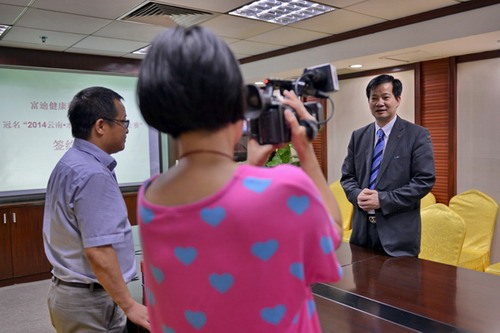  签约仪式后，陈怀德先生通过当地电视台，向昭通地震灾区同胞送去慰问和鼓励