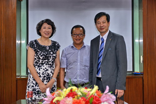 签约仪式后，陈松先生与陈怀德、胡静伉俪合影