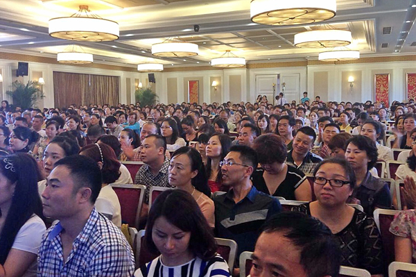 富迪爱心捐赠活动现场