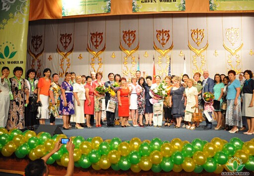 庆典结束后部分会员与李德明董事长合影