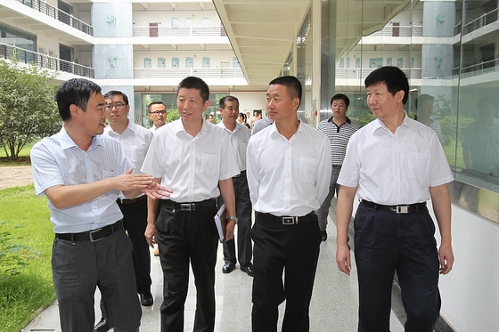 校方领导向黄健龙先生简述学校情况