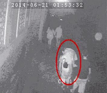 楚天都市报讯 图为：监控摄下嫌疑人深夜抛尸