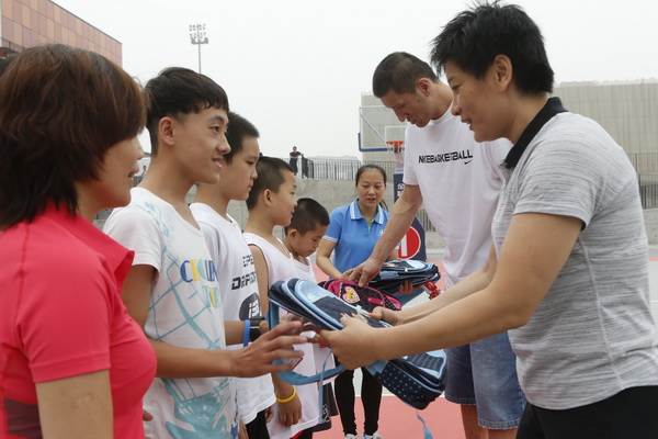 中国著名球星巴特尔与前国家女篮李昕为“康宝莱”之家小朋友送上开学礼物