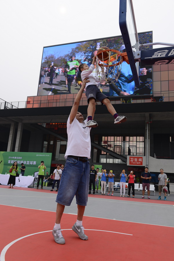 中国著名球星巴特尔为“康宝莱”之家小朋友圆“灌篮梦想”