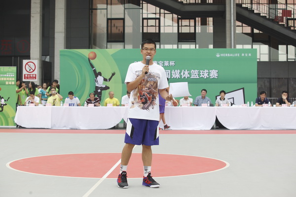 知名篮球评论员杨毅担任开幕式的主持人