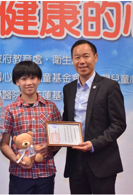 NU SKIN 长期帮助心脏病童，Vincent 代表接受感谢状