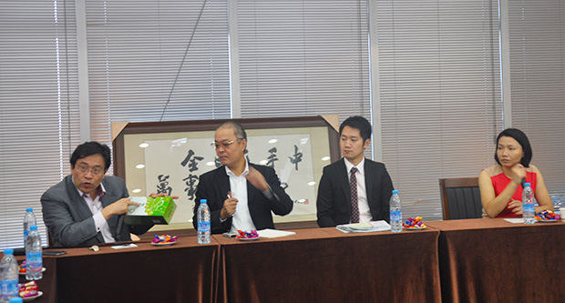 日本客人对我司主力产品金日心源素中西结合的科学配伍颇感兴趣